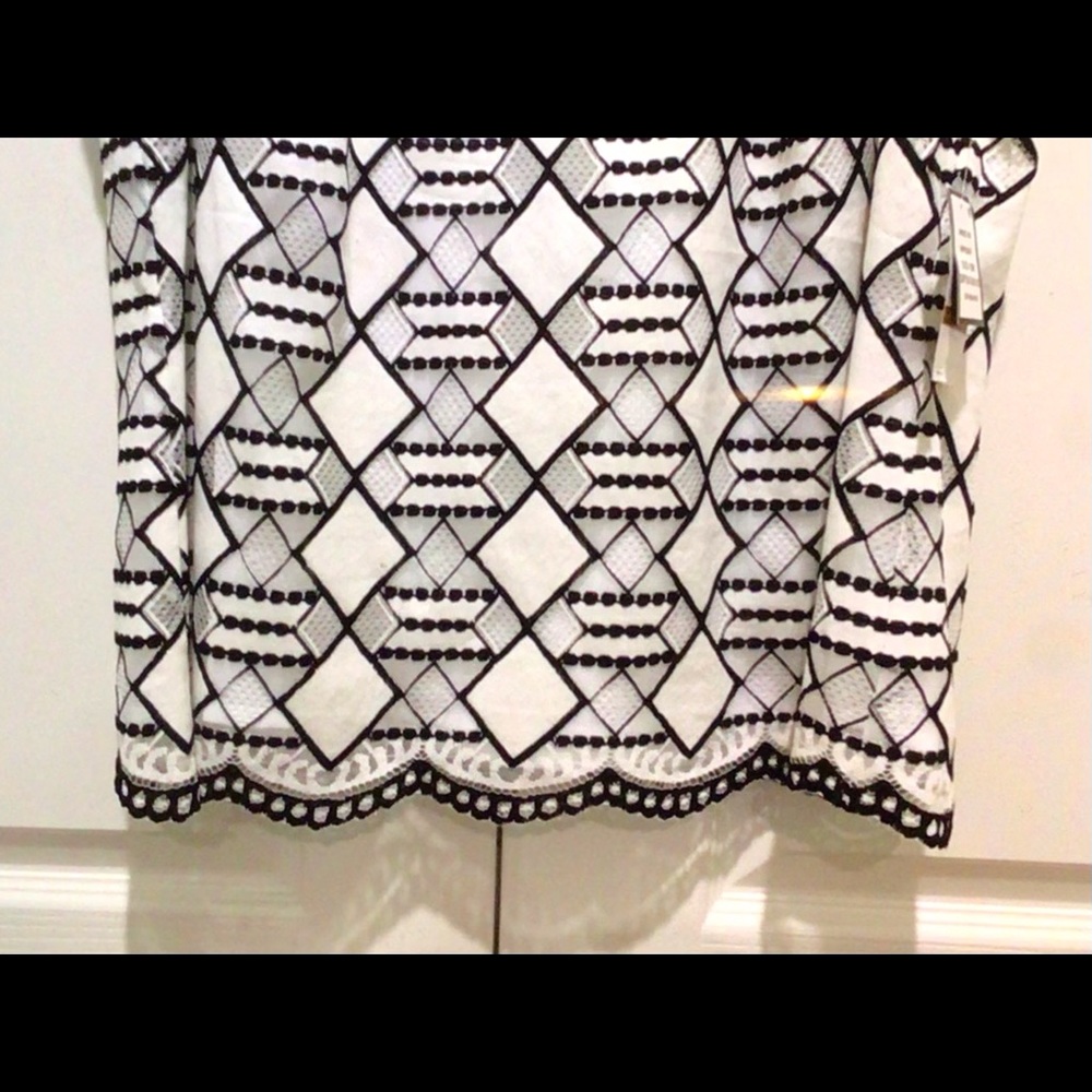 Sleeveless dressy patterned top - Picture 3 of 3
